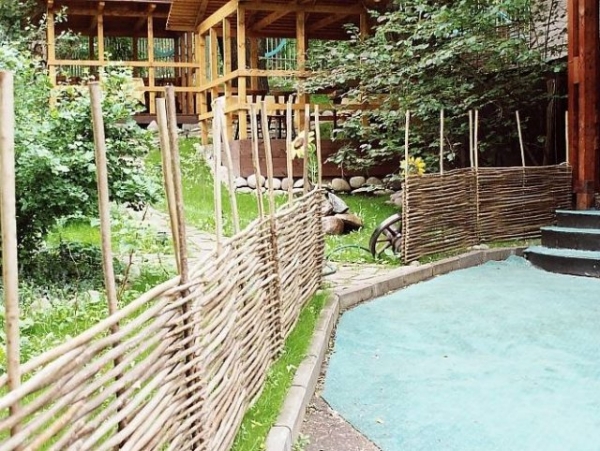 Как сделать плетенный забор своими руками