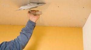 Как заделать швы на потолке