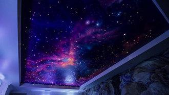 Качественный и привлекательный натяжной потолок с изображением звездного неба