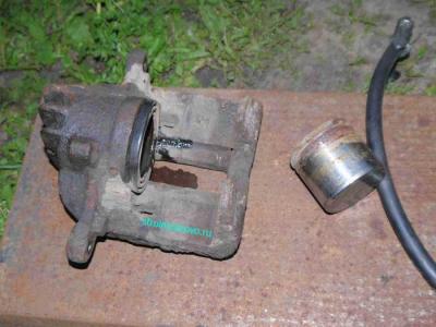 Замена поршня переднего суппорта на Мицибиси Каризма
Замена поршня переднего суппорта на Мицибиси Каризма