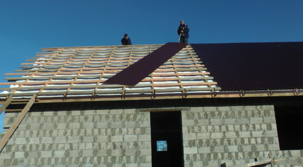 Правила монтажа профнастила на крышу Правила монтажа профнастила на крышу