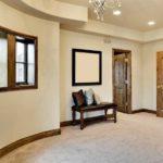 Чем может быть примечателен натяжной потолок в коридоре и нужен ли он там?