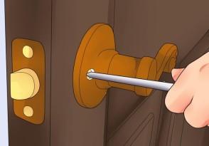 Покраска деревянных дверей