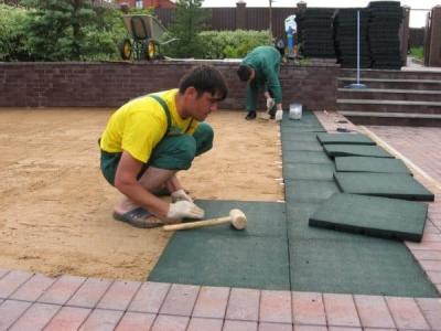 Резиновая плитка для дачи: особенности и установка