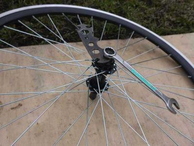 Как поменять заднее колесо на скоростном велосипеде
Как поменять заднее колесо на скоростном велосипеде