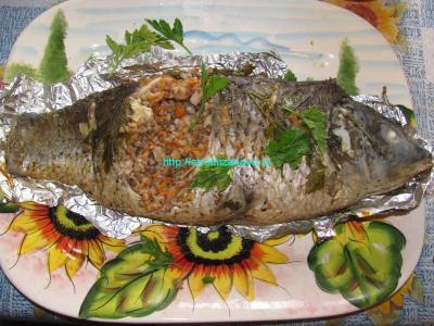  
Запечённый карп, фаршированный гречневой кашей