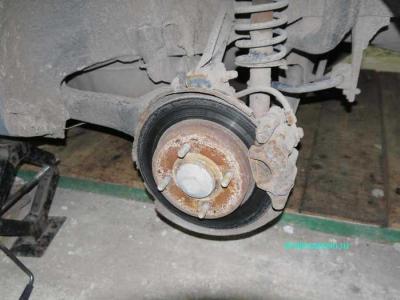  
Замена задних тормозных колодок на Мицубиси Каризма