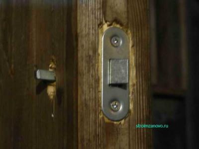  
Как установить дверной замок и защёлку своими руками