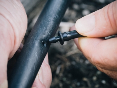 Как сделать капельный полив из бочки для теплицы + видео Как сделать капельный полив из бочки для теплицы + видео