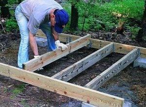 Чем выстилают полы в садовом домике?