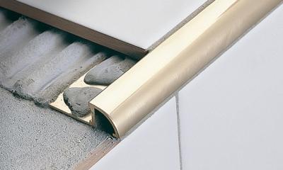 Как заделать стык между ванной и стеной