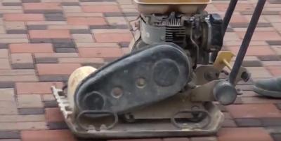 Укладка тротуарной брусчатки — выбор материала, схемы, пошаговая инструкция