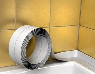 Как заделать стык между ванной и стеной