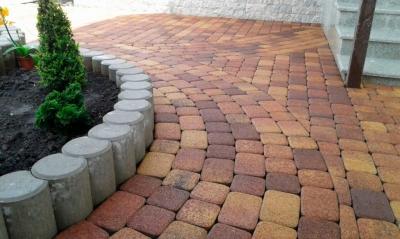 Укладка тротуарной брусчатки — выбор материала, схемы, пошаговая инструкция
