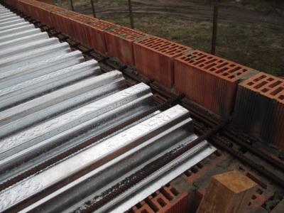 Устройство монолитного перекрытия по профнастилу Устройство монолитного перекрытия по профнастилу