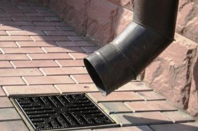 Отвод воды от фундамента дома: делаем отвод воды своими руками с фото инструкциями Отвод воды от фундамента дома: делаем отвод воды своими руками с фото инструкциями