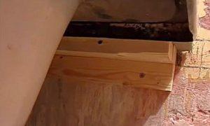 Как заделать стык между ванной и стеной