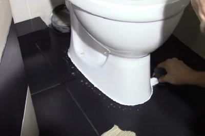 Крепление унитаза к полу — ТОП-5 способов с инструкциями!