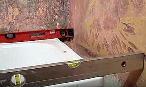 Как заделать стык между ванной и стеной