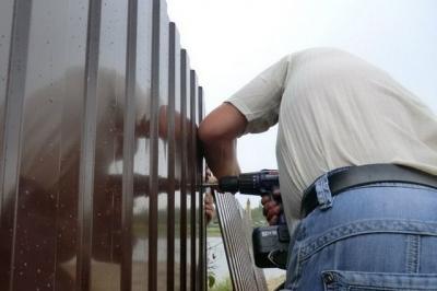 Как построить забор из профлиста своими руками: этапы подготовки и видео пример самостоятельного строительства забора из профлиста