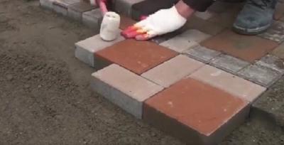 Укладка тротуарной брусчатки — выбор материала, схемы, пошаговая инструкция