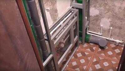 Отделка туалета ПВХ панелями — выбор материала и пошаговая инструкция по монтажу Отделка туалета ПВХ панелями — выбор материала и пошаговая инструкция по монтажу