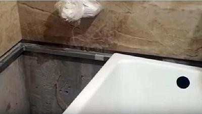 Как заделать стык между ванной и стеной