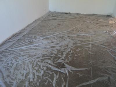 Пленка под ламинат — для чего нужна, как выбирать и укладывать