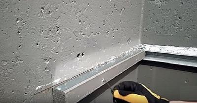 Как заделать стык между ванной и стеной