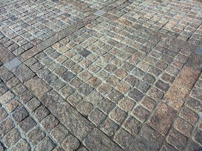 Укладка тротуарной брусчатки — выбор материала, схемы, пошаговая инструкция