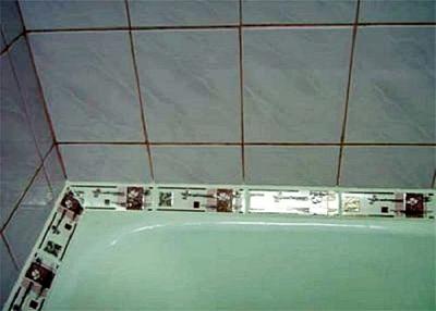 Как заделать стык между ванной и стеной