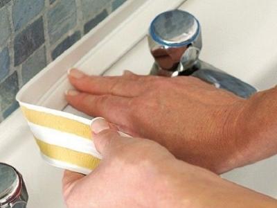 Как заделать стык между ванной и стеной