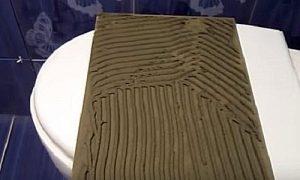 Как заделать стык между ванной и стеной