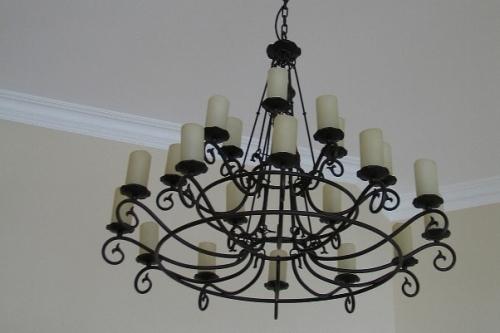 Кованые люстры в интерьере