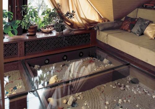 Стеклянный пол в гостиной комнате