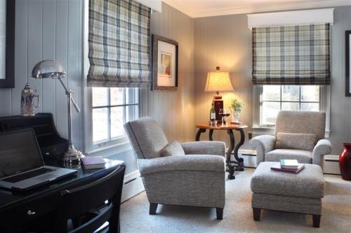 Римские шторы в интерьере комнаты