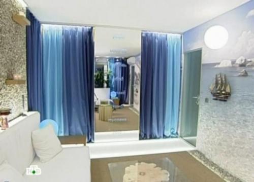 Стеклянный пол в гостиной комнате