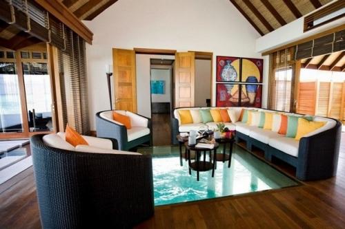 Стеклянный пол в гостиной комнате