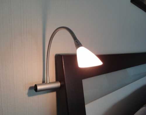 Прикроватный светильник в спальной комнате Прикроватный светильник в спальной комнате