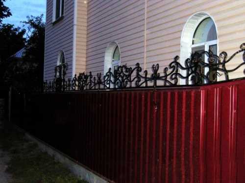 Как украсить забор из профнастила: интересные решения