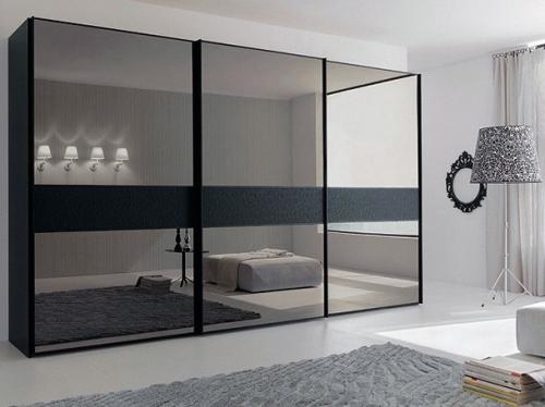 Шкаф-купе с зеркальным рисунком на фасадах Шкаф-купе с зеркальным рисунком на фасадах