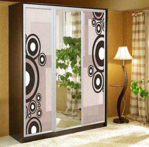 Шкаф-купе с зеркальным рисунком на фасадах Шкаф-купе с зеркальным рисунком на фасадах