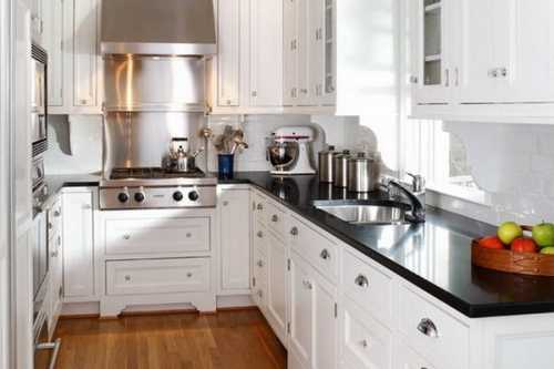 Подбираем мебель для узкой кухни