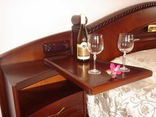 Прикроватная тумбочка с откидным столиком Прикроватная тумбочка с откидным столиком