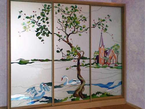 Шкаф-купе с зеркальным рисунком на фасадах Шкаф-купе с зеркальным рисунком на фасадах