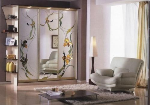 Шкаф-купе с зеркальным рисунком на фасадах Шкаф-купе с зеркальным рисунком на фасадах