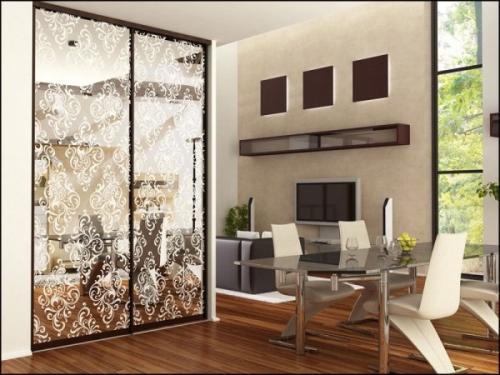 Шкаф-купе с зеркальным рисунком на фасадах Шкаф-купе с зеркальным рисунком на фасадах