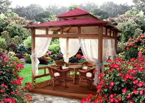 Уютный розарий возле дома