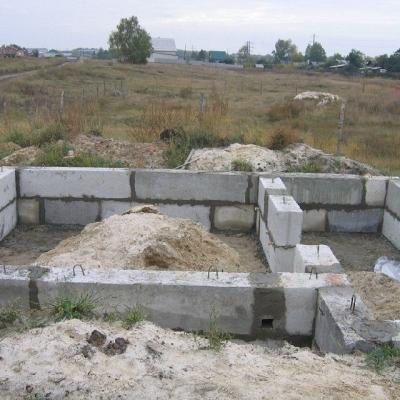 Фундамент для дома из ФБС — ленточный, столбчатый, плюсы и минусы, монтаж своими руками