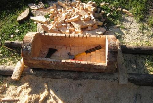 Оригинальное оформление клумб – вторая жизнь для брёвен и пней